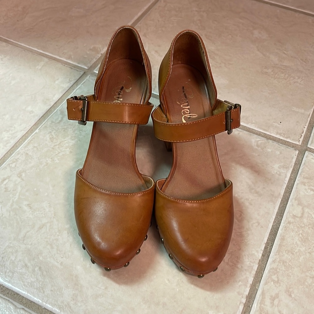 Revel size 7 shoe
